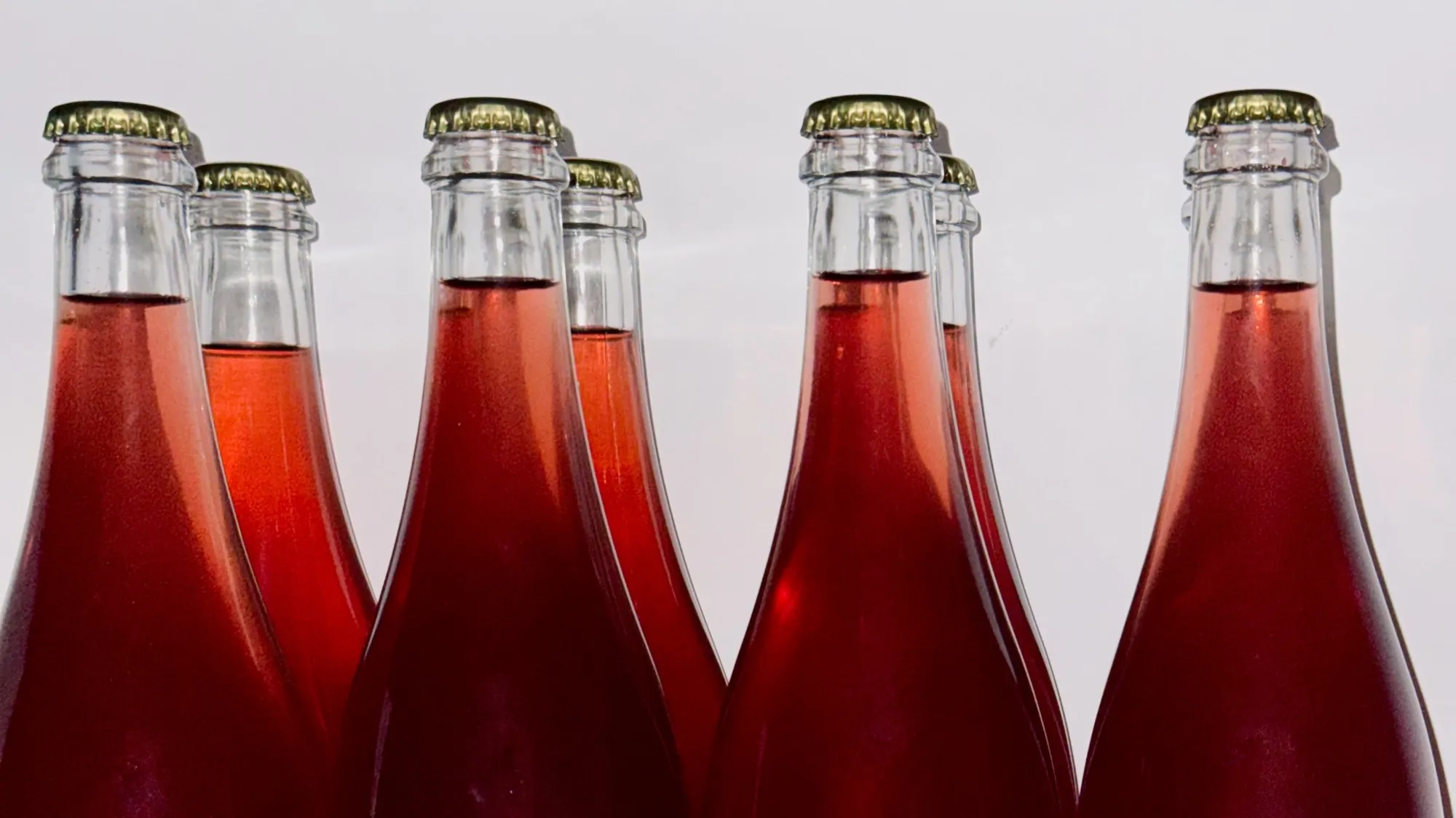 Le haut de bouteilles de rosé pétillant, fermées par des capsules couronne